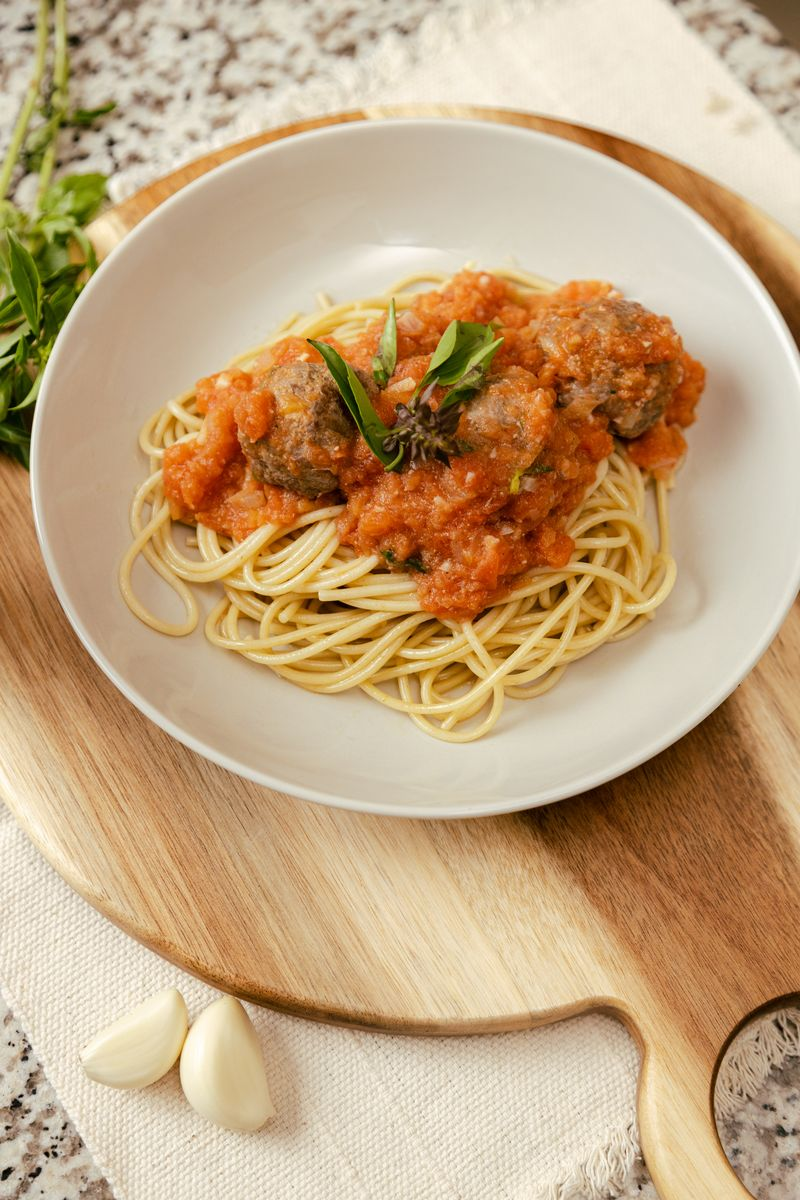 Pasta con albóndigas en salsa pomodoro