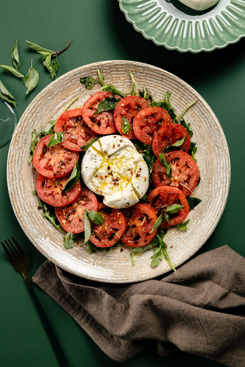 Ensalada de burrata con aceite de oliva Mánamu: simple, fresca y espectacular