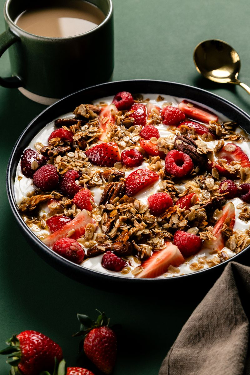 Receta de Yogurt con Granola Casera y Frutos Rojos