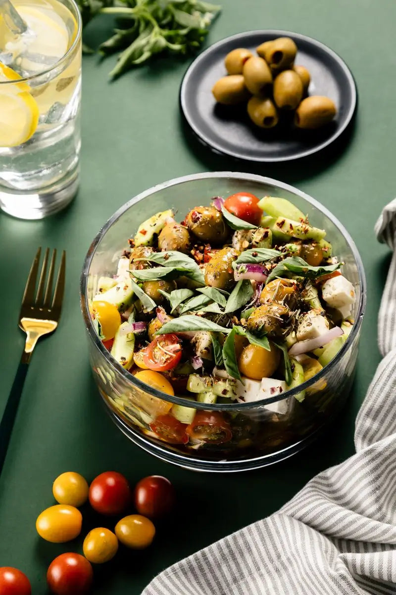 Ensalada mediterránea con aceite de oliva y balsámico Mánamu
